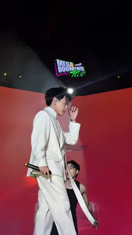 Được đứng trên sân khấu quê hương, gặp lại mọi người trong một đêm nhạc nhiều cảm xúc – thật sự rất đặc biệt! Hẹn gặp lại Huế trong những dịp không xa nhaaa 💙 #QuangHungMasterD #MegaBoomingConcert 