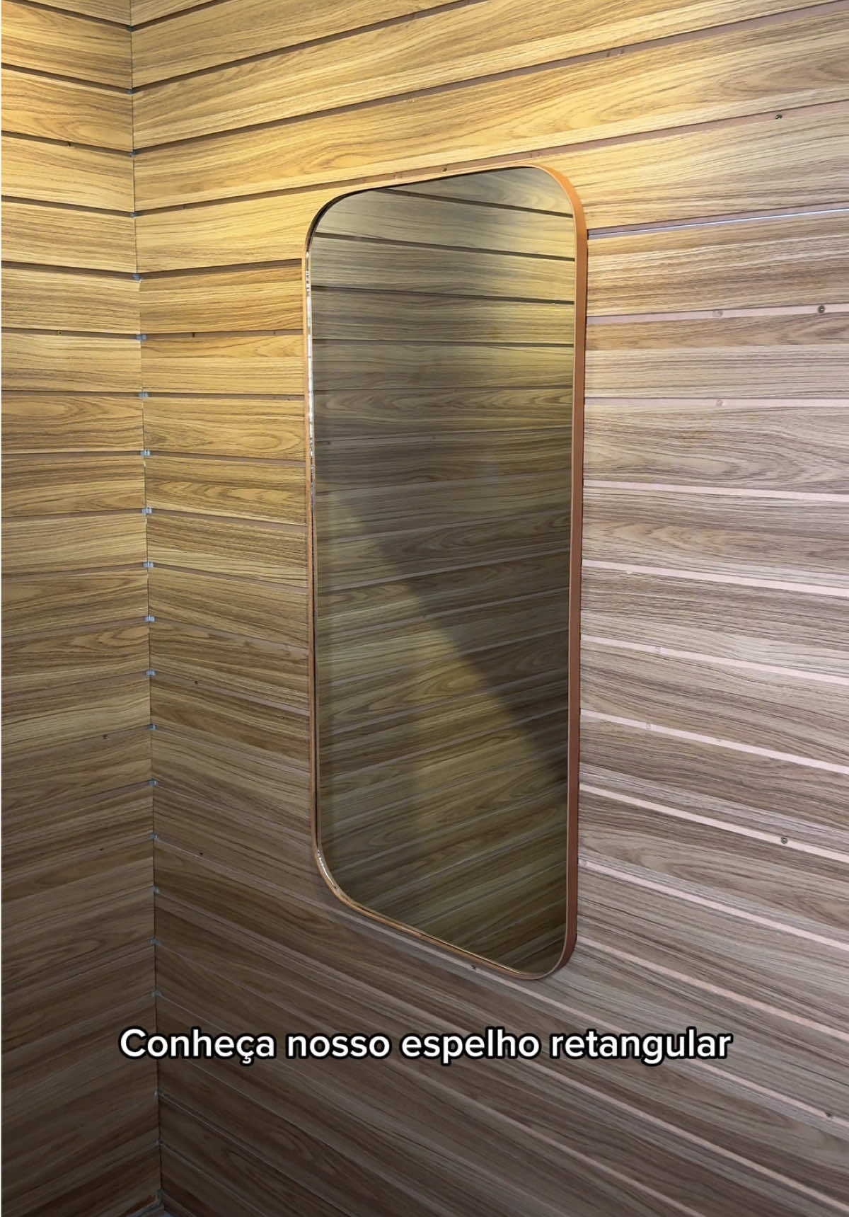 Espelho retangular 110x53cm, acabamento em couro ecológico. Disponíveis nas cores: Caramelo e preto.  #decoracao #espelho 