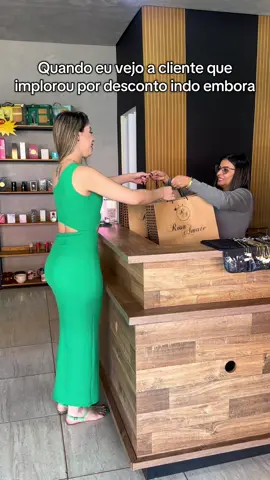 A cliente: ‘faz um descontinho, tô apertada’ 🥺 5 minutos depois… indo embora num carro que vale mais que minha loja inteira 🚗💸 Eu só observo 👀💅  #VendedoraSofre #DescontoPraQuem #RealidadesDoComércio