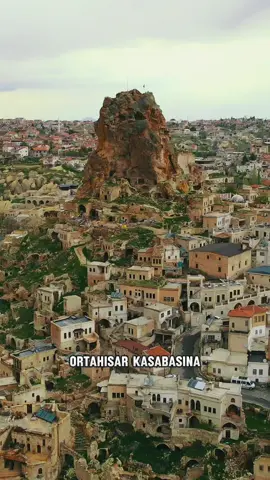 Ortahisar kasabasına yaklaşık 1 km uzaklıkta bulunan Hallaç Manastırı, adını yakınındaki Hallaç Vadisi’nden alır. 11.	yüzyılda inşa edilen bu yapı, yerel halkın tedavi edildiği bir “hastane manastırı” olarak bilinir. Burada ilaçlar hazırlanır, hastalar tedavi edilir ve akıl hastaları için özel alanlar ayrılırdı. Manastır, dev bir kaya duvarına oyulmuş büyük bir komplekstir. Ön kısmında geniş bir dinlenme alanı bulunur. İç kısımda keşiş hücreleri, bir kilise, mutfak ve ortak yaşam alanları yer alır. İçeride bulunan 12 nişli özel bir bölümün ruhsal hastalıkların tedavisinde kullanıldığı düşünülmektedir. Kuzey duvarı: Süslemeli sütunlarla desteklenen büyük bir salona açılan bir kapı bulunur. Bu alanın keşişlerin ortak yaşam alanı olarak kullanıldığı tahmin edilmektedir. Batı duvarı: Dört sütunlu olduğu düşünülen bir odada, kolları havaya kaldırılmış bir adam figürünün kabartması yer alır. Bu tür bir kabartma, Kapadokya’daki diğer manastırlarda nadir görülen bir özelliktir. Yakındaki daha küçük bir odanın ise mutfak olarak kullanıldığı düşünülmektedir. Doğu duvarı ve kilise: Manastırın en iyi korunmuş bölümüdür. Beş kubbeli bir kiliseye sahiptir. Kilisenin apsisinde, Meryem Ana, Başmelek Cebrail ve Hristiyan manastır geleneğinde önemli bir figür olan Aziz Basil’in soluklaşmış freskleri yer almaktadır. 20.	yüzyılda manastır, güvercinlik olarak yeniden kullanılmıştır. Yırtıcı hayvanları uzak tutmak için girişler kapatılmış, sadece güvercinlerin girebileceği küçük delikler bırakılmıştır. Zamanla yapının büyük bir kısmı zarar görse de, hâlâ keşfedilmeyi bekleyen birçok detayı barındırmaktadır.#cappadocia #History #culturalheritage #cappadociatour #türkiye #tarihiyolculuk #tarihiyerler 