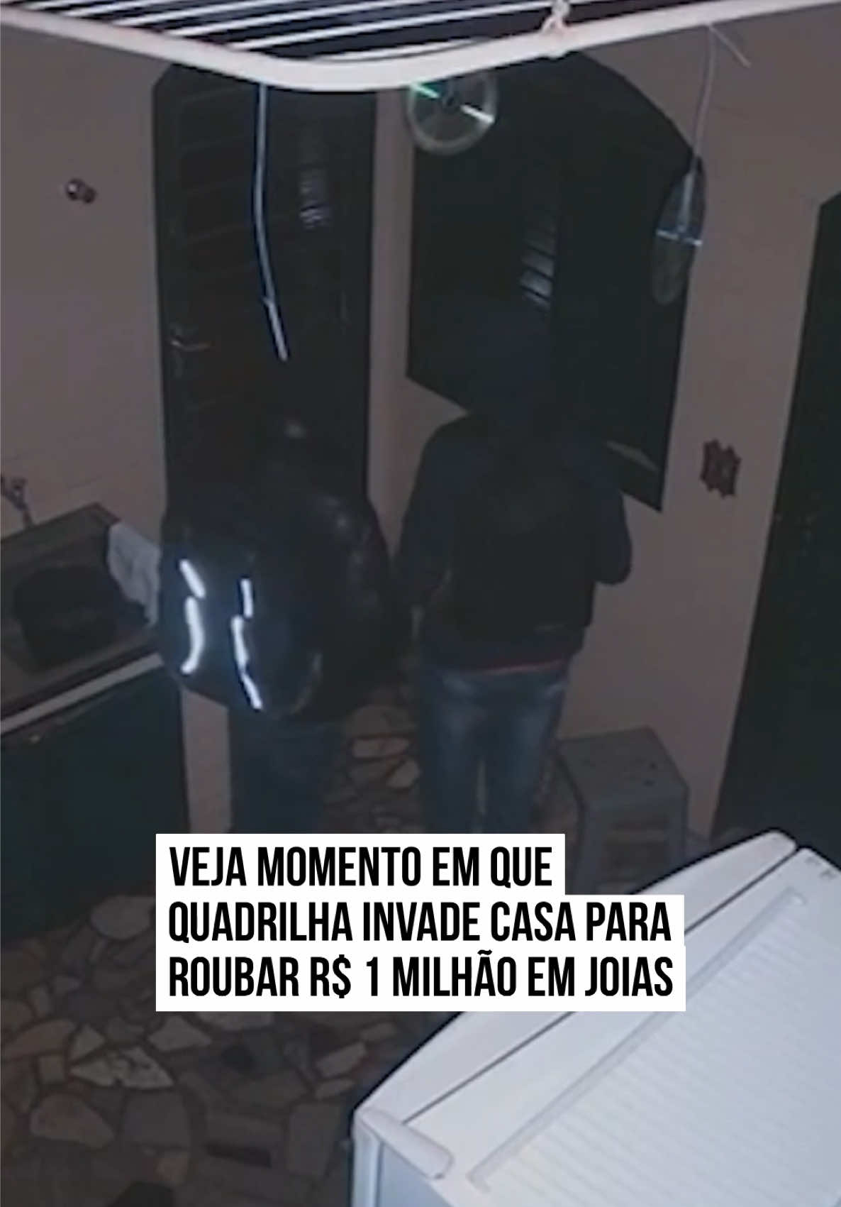 Uma câmera de segurança flagrou o momento em que três homens invadiram uma residência em #Jardinópolis, no interior de #SãoPaulo, na madrugada desse domingo (6/7). Os suspeitos fizeram os moradores de 70 e 74 anos reféns e roubaram joias avaliadas em mais de R$ 1 milhão, além de cerca de R$ 180 mil em dinheiro. O grupo foi preso. Nas imagens, é possível ver inicialmente os homens mascarados tentando entrar na porta dos fundos da casa por volta das 4h50 da madrugada. Então, às 6h, os três suspeitos aparecem sentados no corredor que dá acesso à área de serviço da casa. Às 6h28, finalmente, o senhor, morador da residência, sai pela porta dos fundos e caminha em direção contrária aos criminosos, momento em que eles aproveitam para entrar na casa. Às 6h30, o senhor retorna para a área de serviço e entra na residência logo após os suspeitos. Em nota, a Secretaria da Segurança Pública (SSP) informou que o caso foi registrado como roubo, receptação, adulteração de sinal identificador de veículo, associação criminosa e captura de procurado na Central de Polícia Judiciária (CPJ) de #RibeirãoPreto. #tiktoknotícias  🎥 Reprodução
