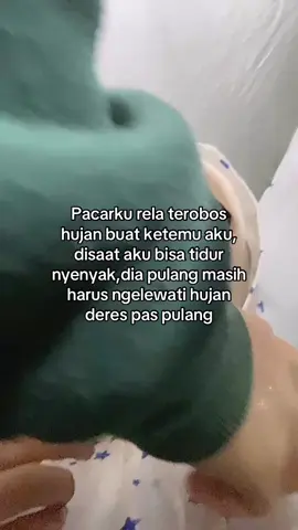 dia rela hujan hujanan🥹#fyp #bucin_story #fypシ゚viral #fypage 