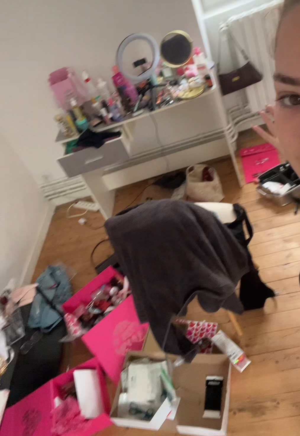 c’est pas un tiktok comme j’ai l’habitude de faire mais comme ca je vous fais un petit room tour au passage 