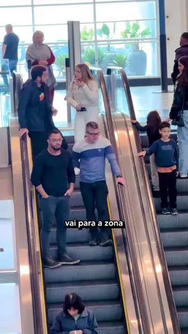 Só uma verbinha deu esse problemão todo!! 😂 @Gi Cardoni #prank #escada #zona #cerveja 