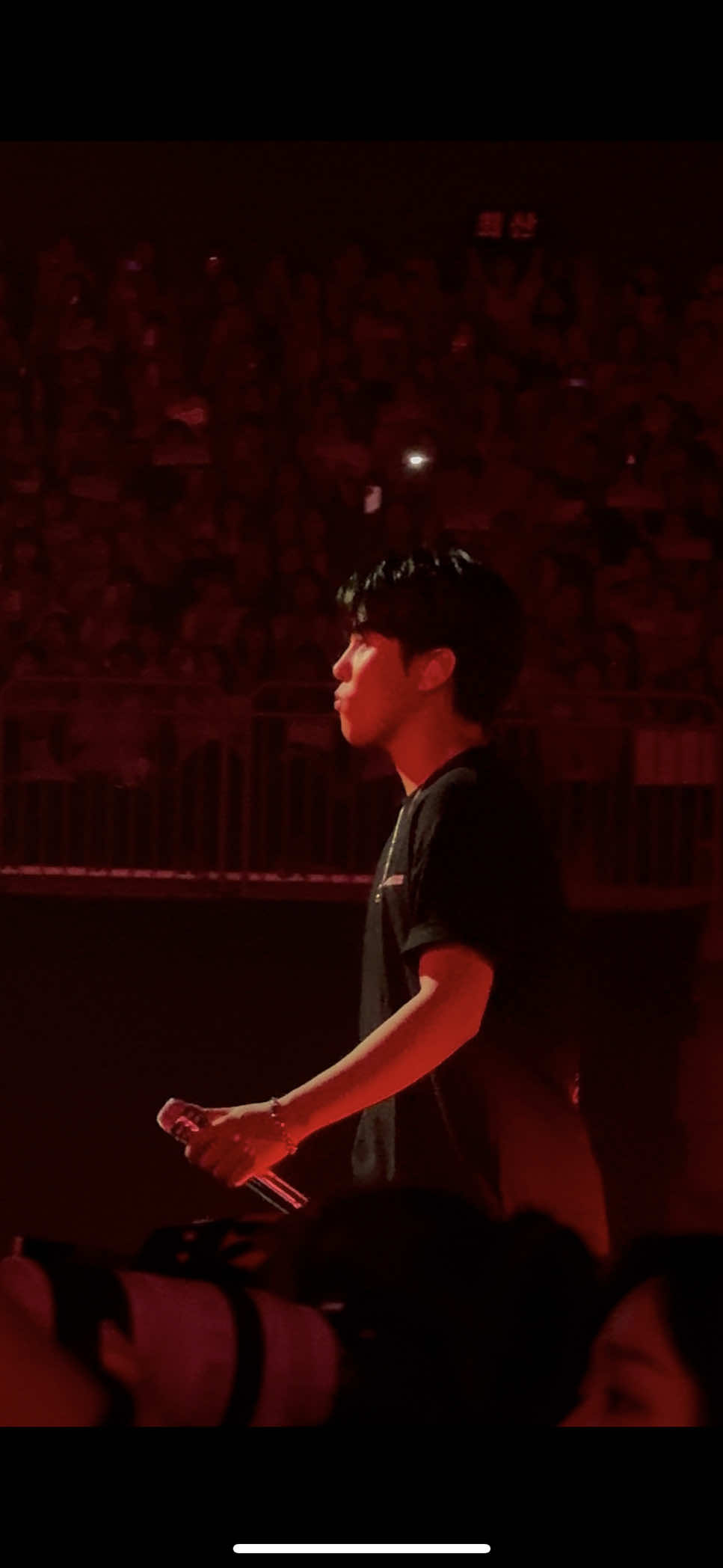 this man is insane. and it’s just a plain tshirt #ATEEZ #에이티즈 #In_Your_Fantasy #choijongho #jongho #эйтиз #atiny 