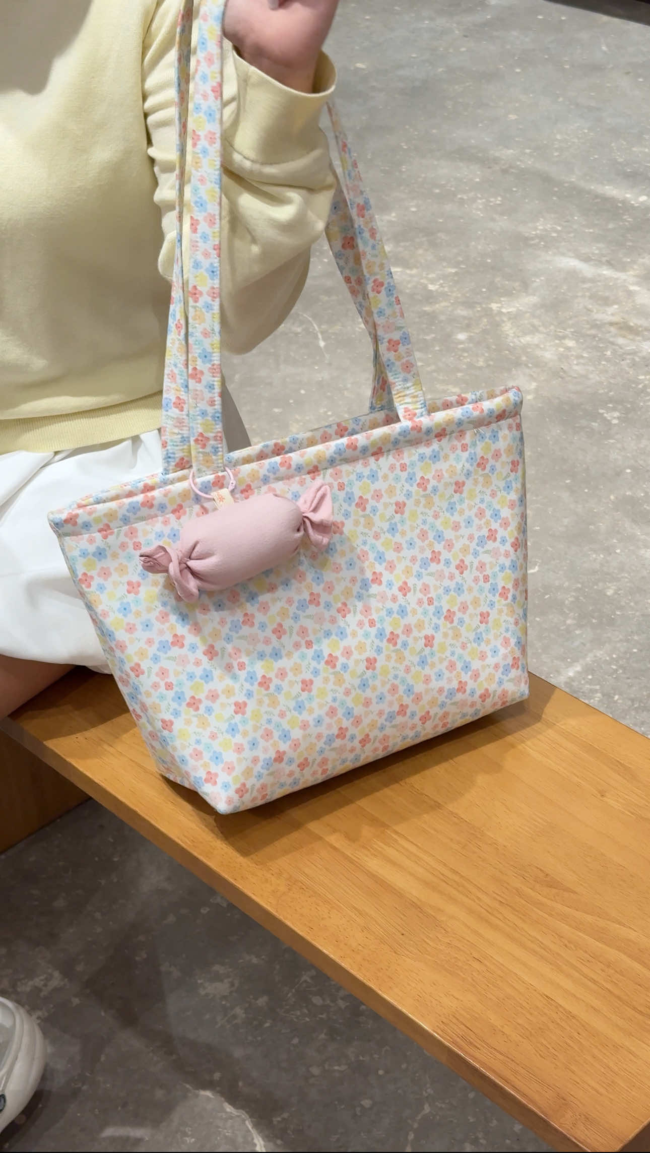 Chiếc tote xinh iu đeo hàng ngày và cà hê và đi học đi làm vẫn rất lè hợp lun ạaaa #tote #totebag #outfit #OOTD #reviewlamdep #goclamdep #xuhuong #fyp #pastelish 