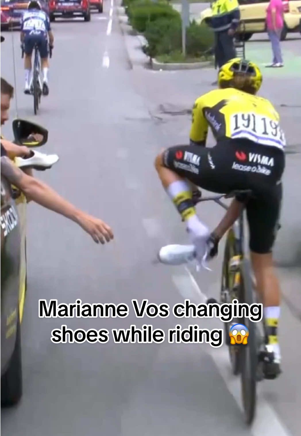 No panic. Just a legend changing shoes mid-race like it’s nothing. 😎 Marianne Vos 👑 #UCIWWT #GirodItaliaWomen 
