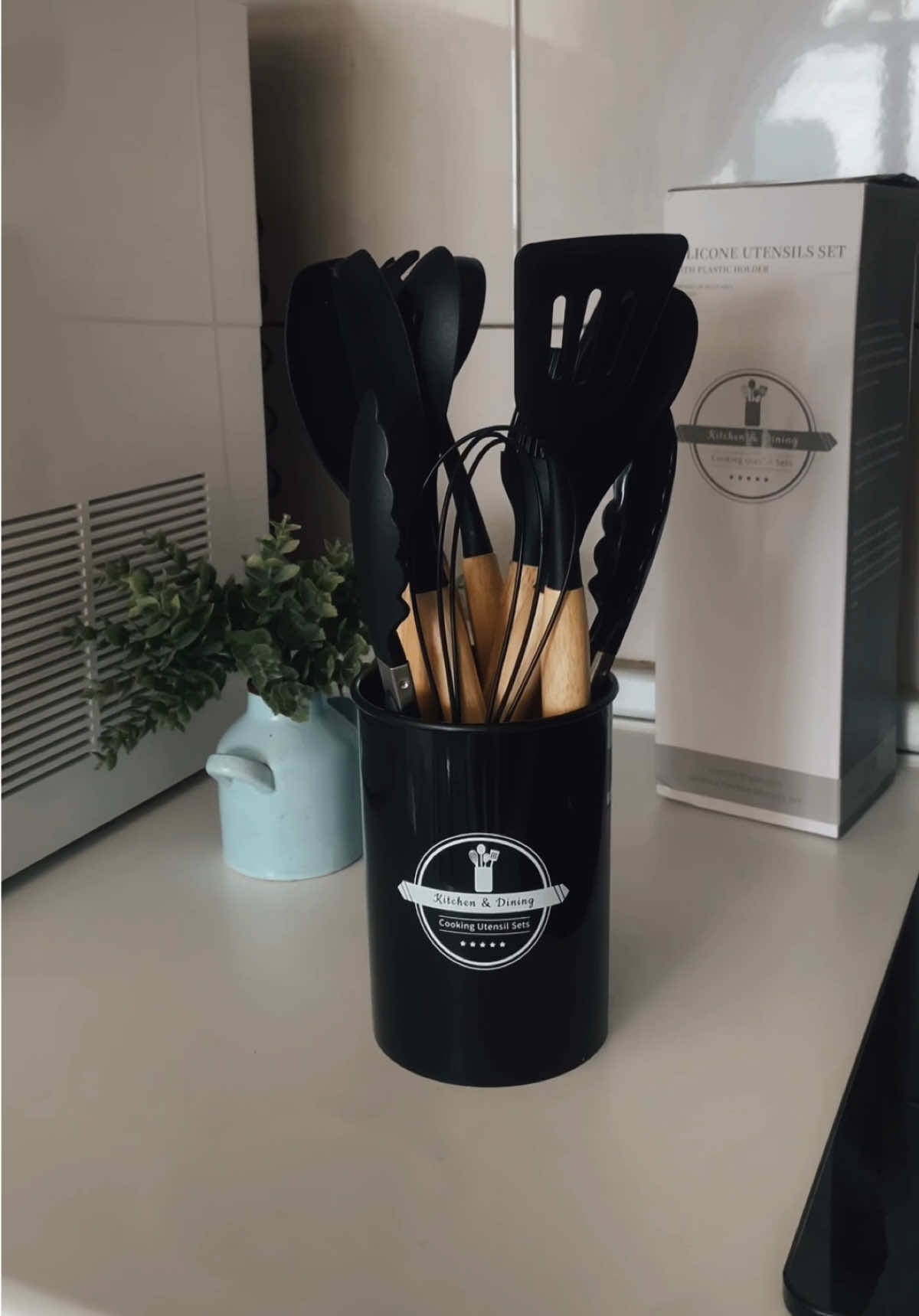 ✨ TikTok VIRAL Kitchen Tool Set! 👩‍🍳 Aesthetic + Functional = Must-Have ✅ 12-Piece Silicone Utensil Set 🍳 Anti-stick, food grade, easy to clean 🔥 Over 98K sold & counting! 📦 Comes with matching holder too! 💸 RM83.15 only (from RM150!) 🛒 Flash Sale + FREE shipping! #TikTokKitchenFinds #DapurCantik #ChefStarterPack #HomeChefTools #MinimalistKitchen #CookWithStyle #ShopeeSteals 