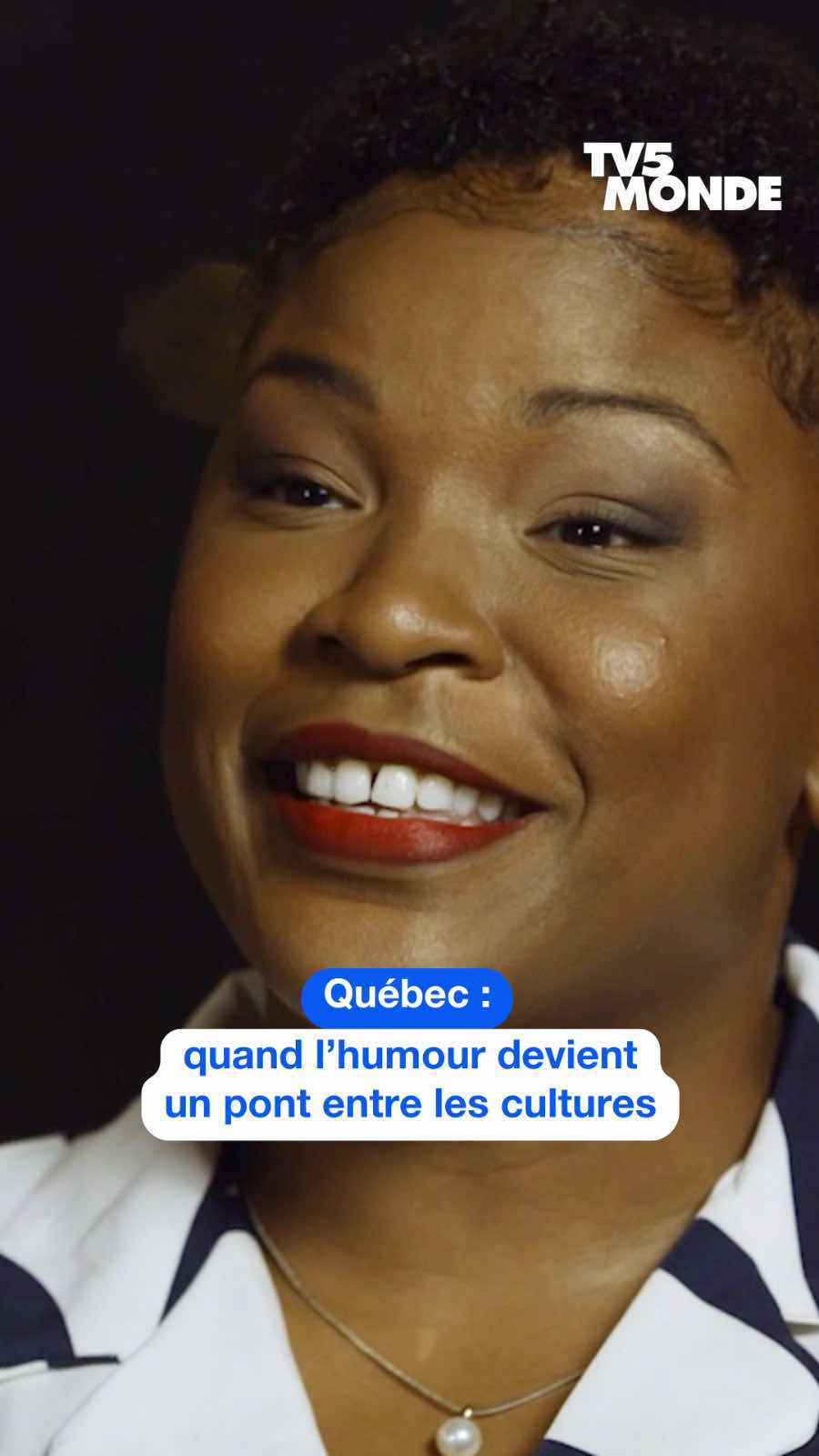 🗣 « Le rire est universel, mais l’humour, c’est une question de culture »  Depuis les années 70, des humoristes noirs redéfinissent la scène québécoise en mêlant vécu, identité et punchlines 🥊   Le documentaire « Une fois, c’t’un Noir » est à retrouver sur TV5MONDE et @tv5mondeplus 📲 #quebec #humour #canada🇨🇦 