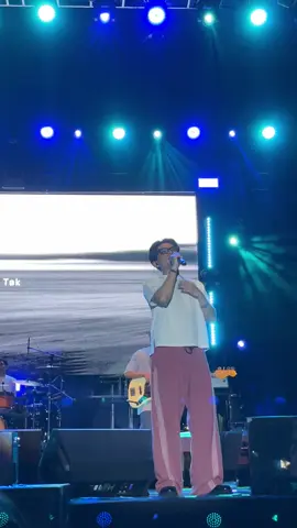 Menikmati hujan, lebih indah dari kenyataan~ 🥺🌧️ #mandosunsetfest2025 #juicyluicy #sayangnya #konser #manadopunya #foryou #fypシ @Uan kaisar 