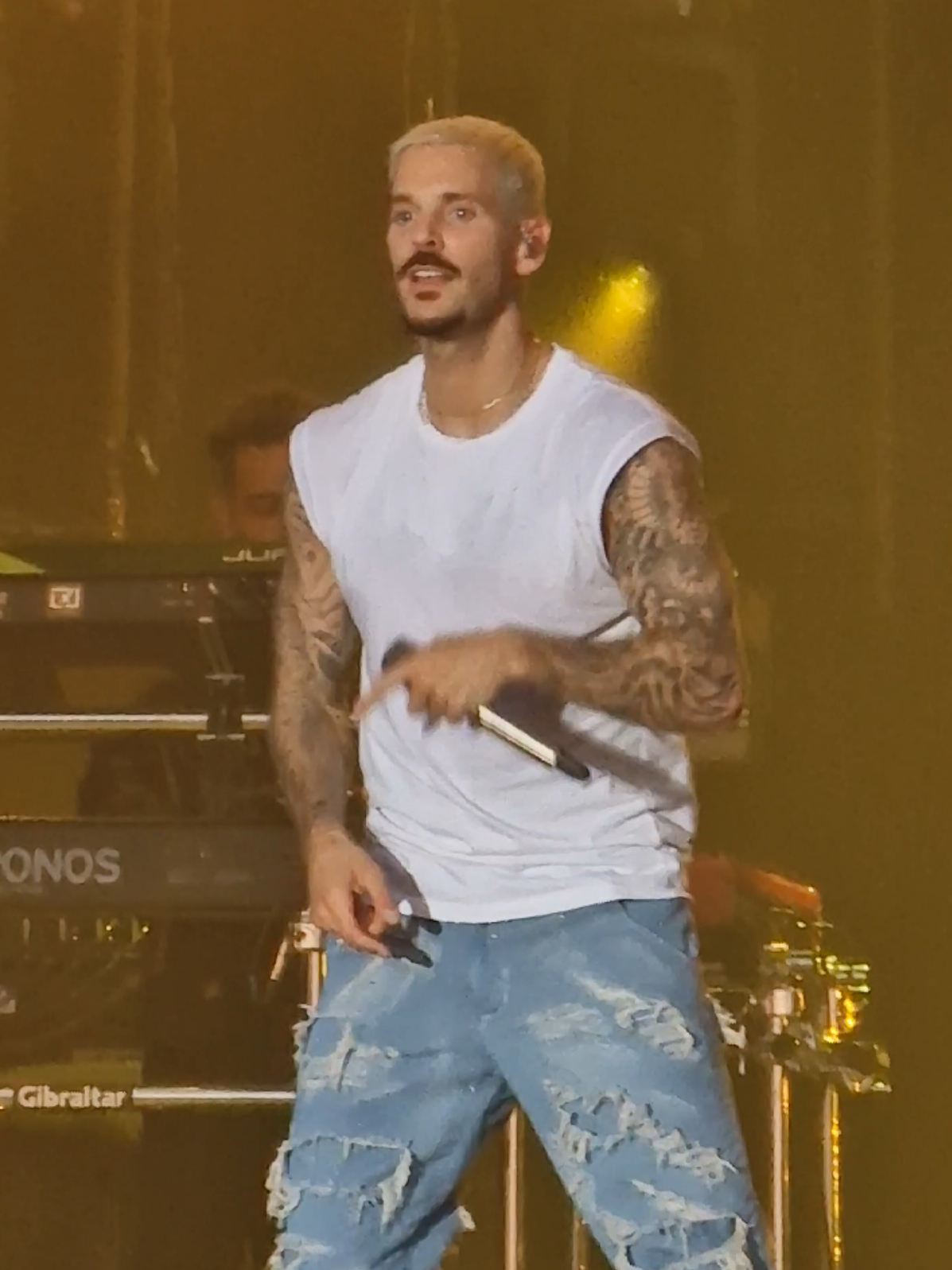 Déjà 2 ans ! @Matt Pokora  Toujours la meme vibe des que cette chanson apparaît ! 😍  Et le petit qui danse en prime, trop chou ! #mpokora ##mp #mattpokora #adrenalinetour#epicentretour 