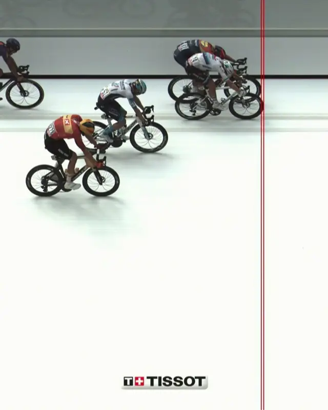 📷 THIS is how tight it was between Tim Merlier and Jonathan Milan in that Stage 3 sprint finish 🤏🤯 #cycling #TourDeFrance #Photofinish 