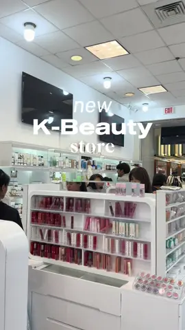 @Nature Hub / MIDA k-beauty 🪽 this was like heaven, i wish i recorded more of the store #kbeauty #kbeautyskincare #chicago #aesthetic #makeup #skincare 