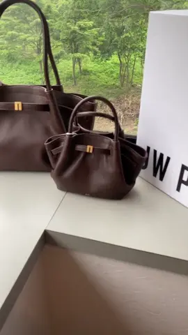 If you love minimalist bags, this JW PEI-style dumpling bag is for you! Soft suede texture + perfect shoulder length = everyday OOTD queen 💁‍♀️ #sgbags #suedevibes #minimalstyle #dumplingbag #jwpei #ootdbagsg