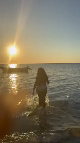 Juste admirer le coucher de soleil🥰 #madagascar🇲🇬 #subsentlover #vacationvibes