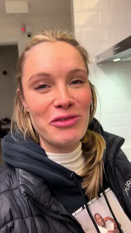 Em 2011 quando venci o Garota Verão tive a missão de gravar fazendo algo que amava: cozinhar!!  Escolhi essa receita fácil e deliciosa para compartilhar.. Lembrei dela esses dias e resolvi fazer depois de tantos anos!  Ingredientes:  - 2 bandejas de peito de frango - sopa ou creme de cebola em pacotinho - meio pote de nata  - 1 copinho de requeijão  - leite a olho para cubrir o frango  - sal (mas pode colocar pimenta também)  * forno 180/200 graus por cerca de 50 minutos.  Façam e me contem o que acharam!#receitas #frango #jantar 