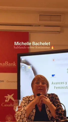 💜 Michelle Bachelet habla con decenas de mujeres jóvenes latinoamericanas. En los cursos de verano de la Universidad Complutense de Madrid (UCM), participa en el curso 