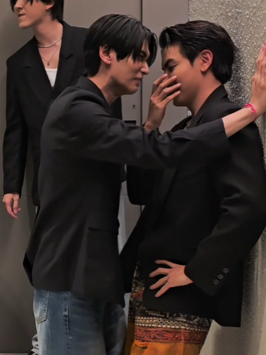 Eles são o puro suco de caos, e eu posso provar 🤣 Querem todos os bastidores?! (São muitos e todos desse jeitinho bem apocalíptico) ❤️ #boysloveboys #boysloveseries #boyslovecouple #blseries #blthai #firstkhaotung #joongdunk #firstkanaphan #khaotungg #joongarchen #dunknatachai #fy #viral #foryou @Highway Star @khaotungg @First.kp @dunknatachai @Chen Joong 