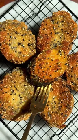 Crispy Sesame Fried Eggplant Full recipe via  𝐋𝐢𝐧𝐤 𝐢𝐧 𝐦𝐲 𝐁𝐢𝐨 or 𝐄𝐒𝐒𝐄𝐍𝐏𝐀𝐑𝐀𝐃𝐈𝐄𝐒.𝐂𝐎𝐌 #breadedeggplant #crispyeggplant #friedeggplant 