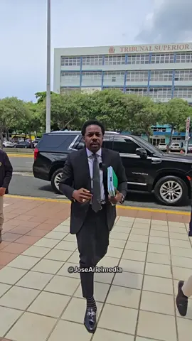 Así llegó @rafaellinaresgg a la PGR a depositar denuncia contra Milton Morrison Rafael Linares deposita denuncia contra Milton Morrison por presunta omisión patrimonial en Estados Unidos  Santo Domingo, R.D.- El abogado y dirigente político Rafael Linares Guerrero depositó este lunes ante la Procuraduría General de la República una denuncia formal contra el director del Instituto Nacional de Tránsito y Transporte Terrestre (INTRANT), Milton Morrison, por supuestamente no haber declarado una propiedad adquirida en Estados Unidos, cuyo valor supera los 2 millones de dólares.  La querella se fundamenta en presuntas violaciones a la Ley 311-14 sobre Declaración Jurada de Patrimonio. Según Linares, el ingeniero Morrison, quien anteriormente ocupó la dirección de EdeSur, presentó su primera declaración jurada en 2021, año en que adquirió una lujosa propiedad en el estado de Florida por un valor de 834 mil dólares, equivalentes en ese momento a casi 60 millones de pesos dominicanos. No obstante, dicha propiedad no figura en su segunda declaración jurada, a pesar de su alto valor y apreciación en el mercado inmobiliario, alcanzando actualmente casi los 2 millones de dólares.  “Estamos ante un posible caso de ocultamiento patrimonial. No se trata de simples omisiones, sino de movimientos financieros que superan los 120 millones de pesos. Esta situación exige una investigación profunda y rigurosa”, expresó Linares al salir del edificio de la Procuraduría, tras formalizar el depósito de la denuncia a las 11:30 de la mañana.  El abogado aseguró que posee documentos, fotografías y pruebas que evidencian la compra de la propiedad, así como su posterior transferencia a una empresa registrada en el estado de Delaware, conocida como CD STRATEGIC INVESTMENTS LLC, una jurisdicción identificada como paraíso fiscal. Además, denunció que dicha empresa incurrió en incumplimiento de pagos con una compañía de servicios en EE.UU., lo que provocó la colocación de una hipoteca judicial sobre el inmueble.  Linares aclaró que su accionar no responde a motivaciones políticas, sino al deber ciudadano de velar por el cumplimiento de la ley y la ética pública: “No estoy en el juego de los destellos políticos ni en campañas de descrédito. Solo estoy ejerciendo mi derecho y mi responsabilidad como ciudadano, en sintonía con los principios que el propio gobierno ha promovido”.  Durante el acto de presentación, también intervino el abogado Giovanni Morillo, quien respaldó la denuncia y reiteró que “todo funcionario está sujeto al escrutinio público”. “No se trata de atacar a nadie en lo personal, ni mucho menos de irrespetar. Pero debemos recordar que todo funcionario público está sujeto al escrutinio ciudadano, y uno de los pilares del gobierno del presidente Luis Rodolfo Abinader Corona ha sido, precisamente, la transparencia”, expresó.  Morillo afirmó que si el Gobierno se presenta como el más transparente de la historia democrática dominicana, sus funcionarios deben actuar en coherencia. “Corresponde al señor Morrison aclarar públicamente de dónde obtuvo los recursos para adquirir una propiedad de lujo en el estado de Florida. Eso es todo lo que se está pidiendo: transparencia. Así como doña Milagros Ortiz Bosch expresó que todos los funcionarios tienen la obligación de declarar su patrimonio, ahora toca cumplir con ese mandato. No se trata de persecución ni de linchamientos mediáticos, sino de respeto a los principios que el mismo gobierno ha proclamado como bandera”, concluyó. #politikamente #josearielmedia 