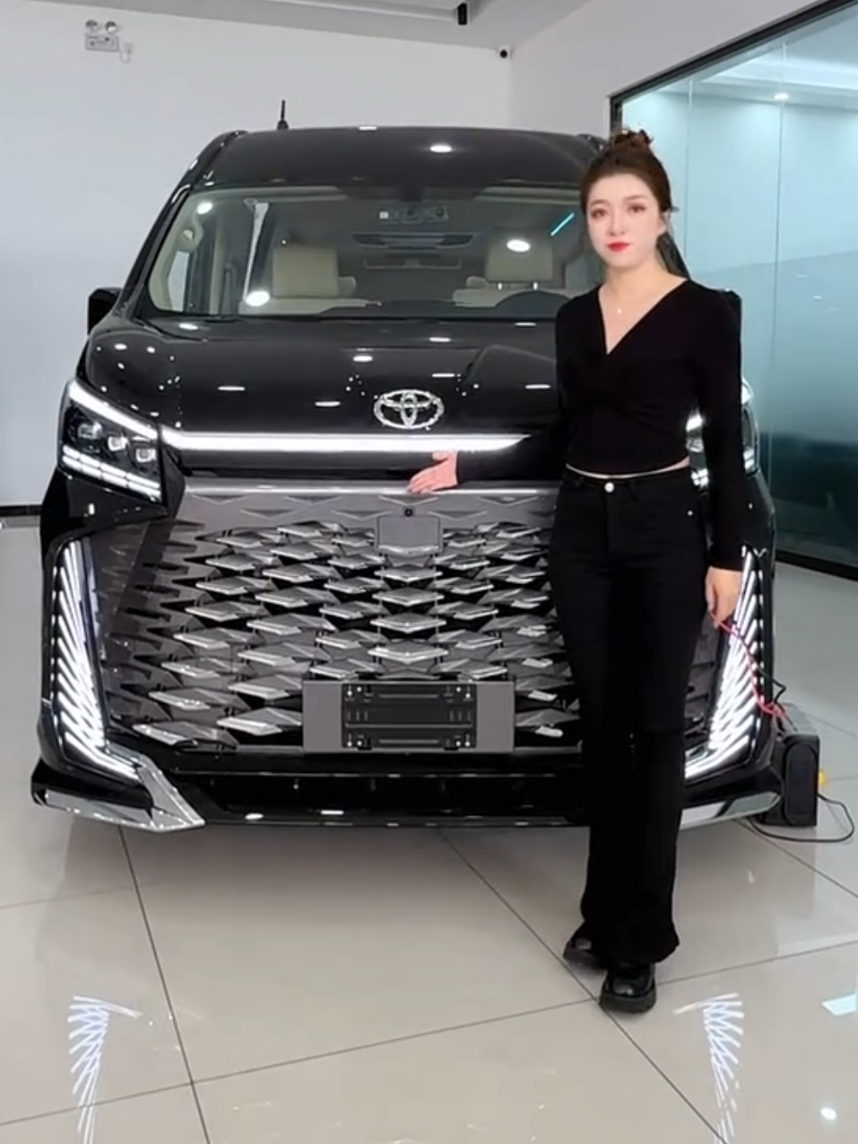 Let’s take a tour of the 2025 HiAce interior! 🔍