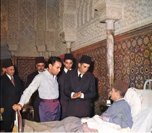 #الحسن_التاني   يواسي  بحب  أباه #محمدالخامس  وهو مريض 