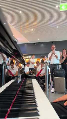 the people who stopped to listen were so cute🥹 @tony ann ✨ #piano #publicpiano #airport #pianotok #foru #fyp #perte #emotional 