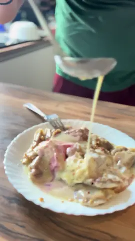 Vareniki sa višnjom i kondenzovanim mlekom. Gotov proizvod, ali jak ukus. Višnja kisela, kondenzovano mleko slatko — prava kombinacija. Testo mekano, ne raspada se. Ubaciš u ključalu vodu, središ za 5 minuta. Kad ti se jede nešto konkretno, ali nemaš ceo dan — ovo rešava. Nema glume, samo ukus koji radi posao.