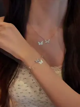 Này các chị em, các chị em có loại trang sức nào khiến bạn cảm thấy như một nàng tiên ngay khi đeo vào không? Tôi mới tìm thấy một kho báu siêu đẹp!! #vongcotichdaquang #creatorsearchinsight #tienich #thietthuc #jizonguyen 