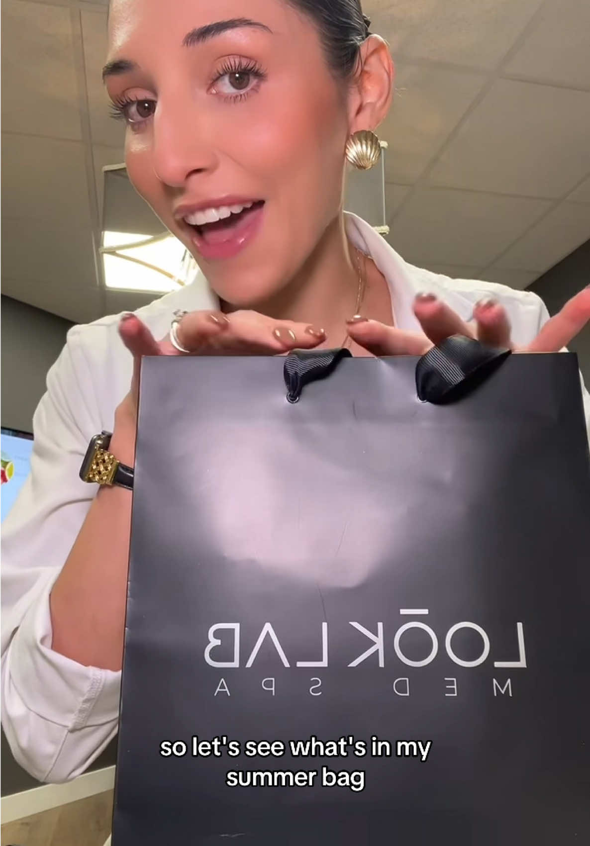Let’s see what’s inside @Kennedy | Aesthetic Injector ‘s summer bag 👀💛  @ALASTIN Skincare  #SummerSkin #MedSpa #GlowySkin 
