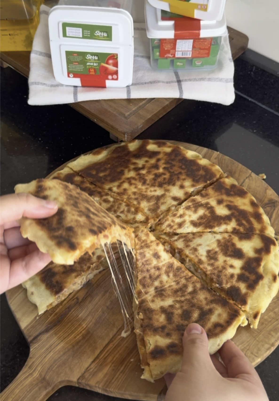 بدون لحوم ديري أبن كسرة محشية مقرمشة من برا ومعسلة من داخل 👌 . . العجين : ثلاث كؤوس سميد / كأسين فرينة / ملعقة ك سكر وخميرة وجنجلان مع ملعقة ص ملح وماء . الحشو : حبتين بصل وحبة فلفل وثلاث حبات طماطم مع زيت و مكعب مرق طماطم من عند @serri.algerie مع ملح فلفل اسود و جبن طري وعلبة تونة طماطم . . . . . . . #كسرة_محشية #فطيرة_محشية #كسرة #كسرة_جزائرية #جزائرية_وافتخر #algerianfood #اكل_جزائري #مملحات_جزائرية 