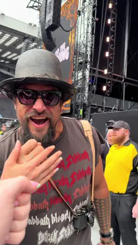Jason Momoa fist bumping the crowd before the show started  : @Jason Momoa #jasonmomoa #backtothebeginning #ozzy #ozzyosbourne #blacksabbath #bttb #villapark #aquaman 