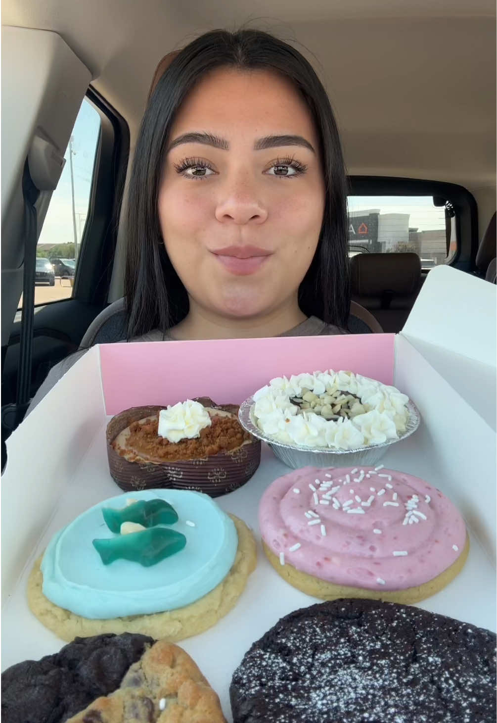 Probando las @Crumbl de la semana! 🌴🦈🌋🌗🧁#crumblcookies #crumblecookiereview #crumblecookie #crumblcookiesoftheweek #mukbang #asmr #fy #fyp #fypシ #fypシ゚viral #foru #viral #usa 