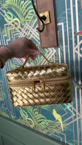 Bolsita dorada 💛 #goldpurse #bottega #bag #dorado #bolsa #inspo #ootdinspo #peadedbag #tiktokshop #fyp 