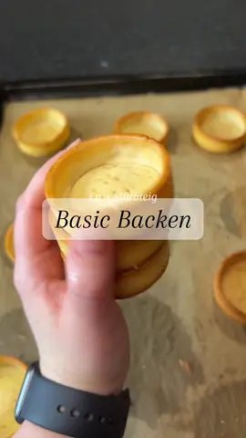 Basic Backen - Mini Tartelettes | Für ca 25stück mit 6cm Durchmesser  | Zutaten: 280g Mehl 120g Butter, kalt 90g Puderzucker  1 Ei 1/2TL Vanilleextrakt  1 Prise Salz | Zubereitung: Butter,Puderzucker und Aromen kurz verkneten. Ei dazu und vermischen. Mehl langsam unterkneten.  > Teig 30min kaltstellen  > auf ca 2-3mm ausrollen > 180° Ober-Unterhitze 12min anbacken > Mit Eigelb bestreichen Weitere 5-7min backen #basicbacken #kbsweets #konditorin #bakingtiktok #simplebaking #grundlagen #tartelette #mürbeteig 