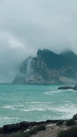 شاطئ المغسيل يتميّز برماله الذهبية ومياهه الفيروزية وتحيط به جبال شامخة يلفّها الضباب في أغلب فصول السنة، خصوصًا خلال موسم الخريف. يشتهر أيضًا بـعيون المغسيل النّافورة البحرية (مغارات طبيعية تضخ الماء عاليًا عند اصطدام الأمواج بالصخور) يُعتبر مكانًا مثاليًا لمحبي الطبيعة والهدوء والتصوير  #شاطئ_المغسيل #صلالة #عمان #اكسبلور #بحر #امواج #جبال 