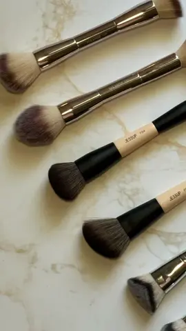 ¿Sabías que no lavar tus brochas puede causar brotes, irritación y hasta contaminar tu maquillaje? 🦠 Tu piel merece mejor. Lávalas, consiéntelas. #SkincareTips #BrochasLimpias #CuidaTuPiel #BeautyRoutine #MaquillajeSaludable #CleanBeautyTools #Autocuidado #HigieneFacial 