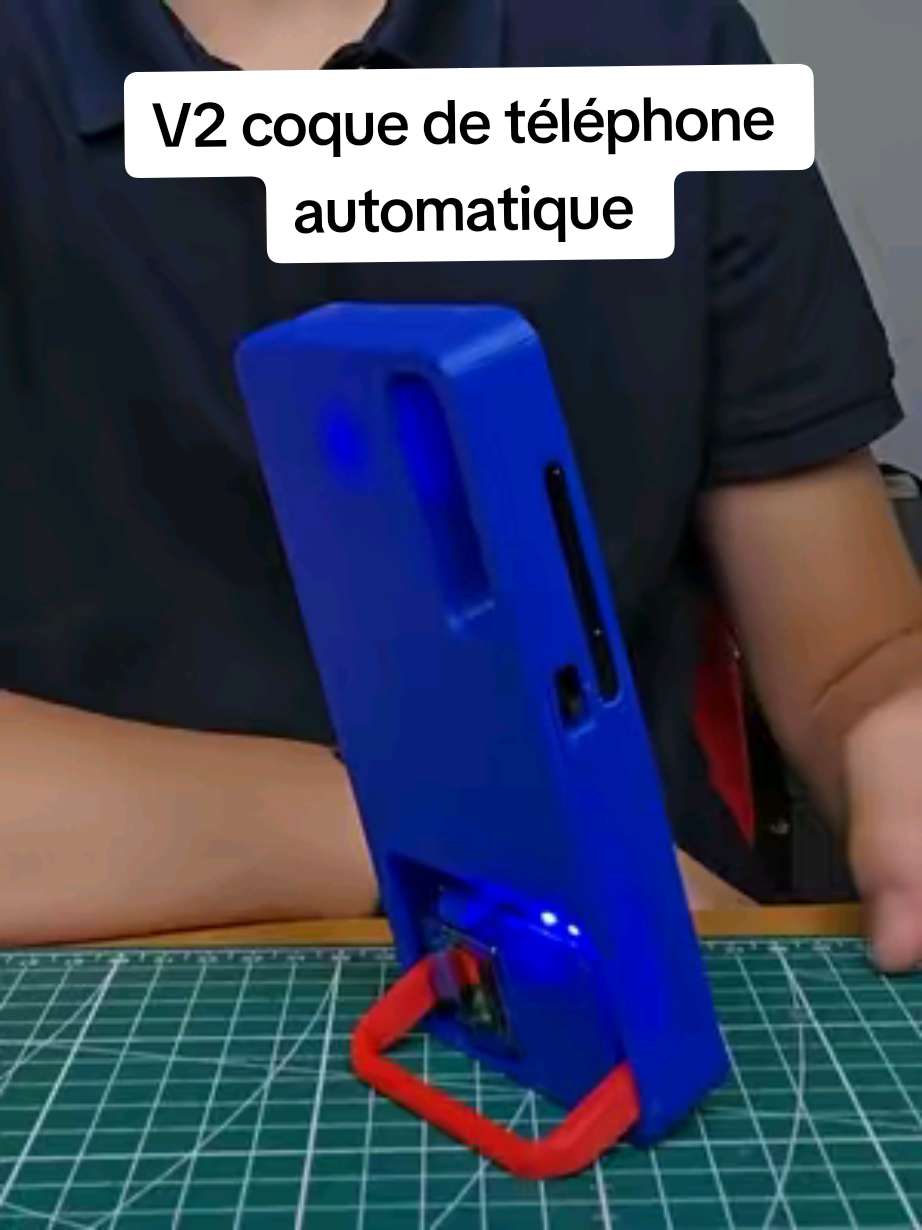 Grâce à vos commentaires, j'ai mis à jour la coque de téléphone qui déploie un trépied automatique. Merci pour tous vos commentaires et n'hésitez pas à en ajouter !!! #DIY #arduino #techfr #invention #telephone #diy #pourtoii 