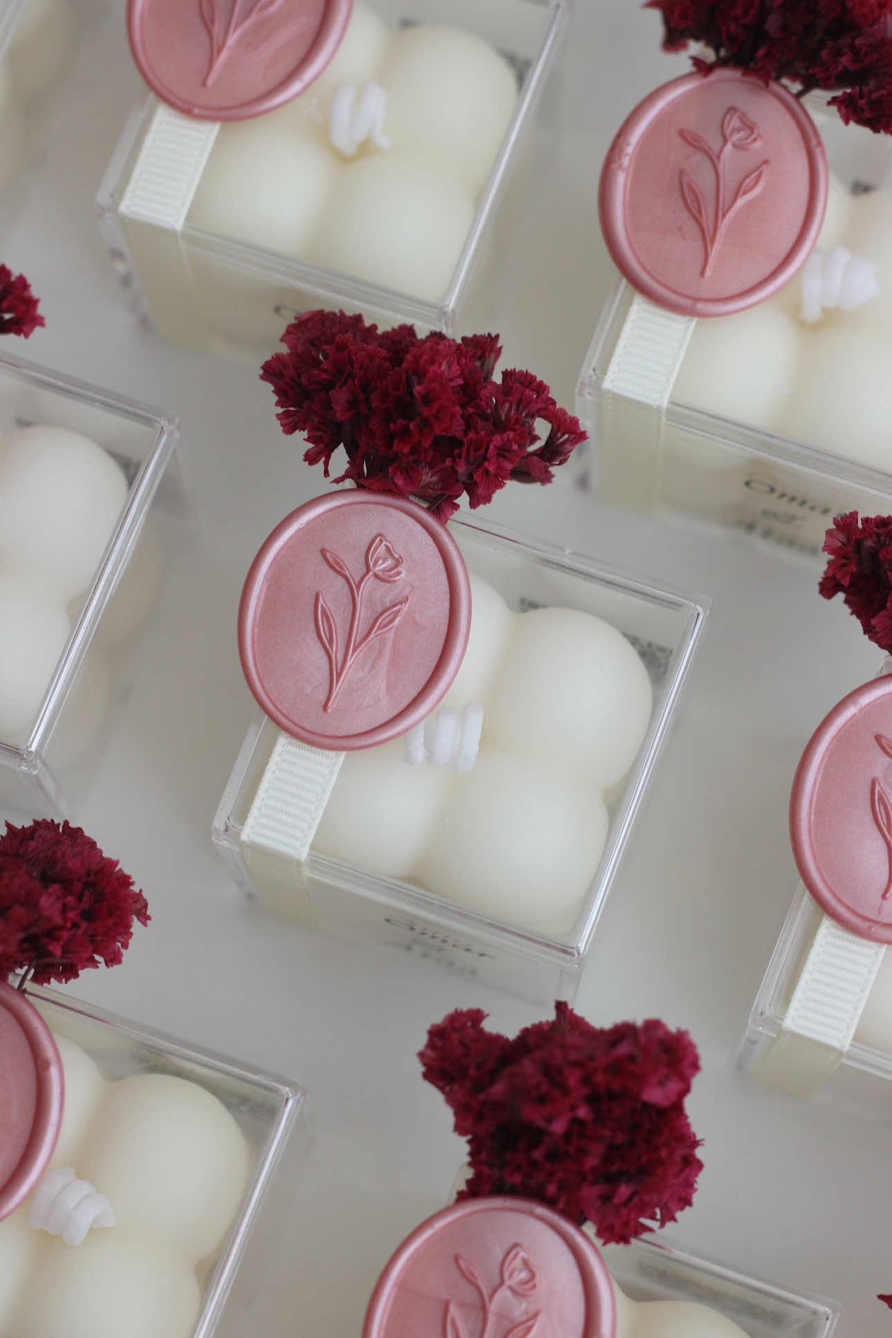 Because love is in the little details 💍🤍 For Omar & Ataa, with all our heart 🫶🏻 DM us to create your dream favors! ✨ #WeddingFavors #MaroonWedding #DubaiEvents #UAEWeddings #HandcraftedWithLove #JoyfulCandles