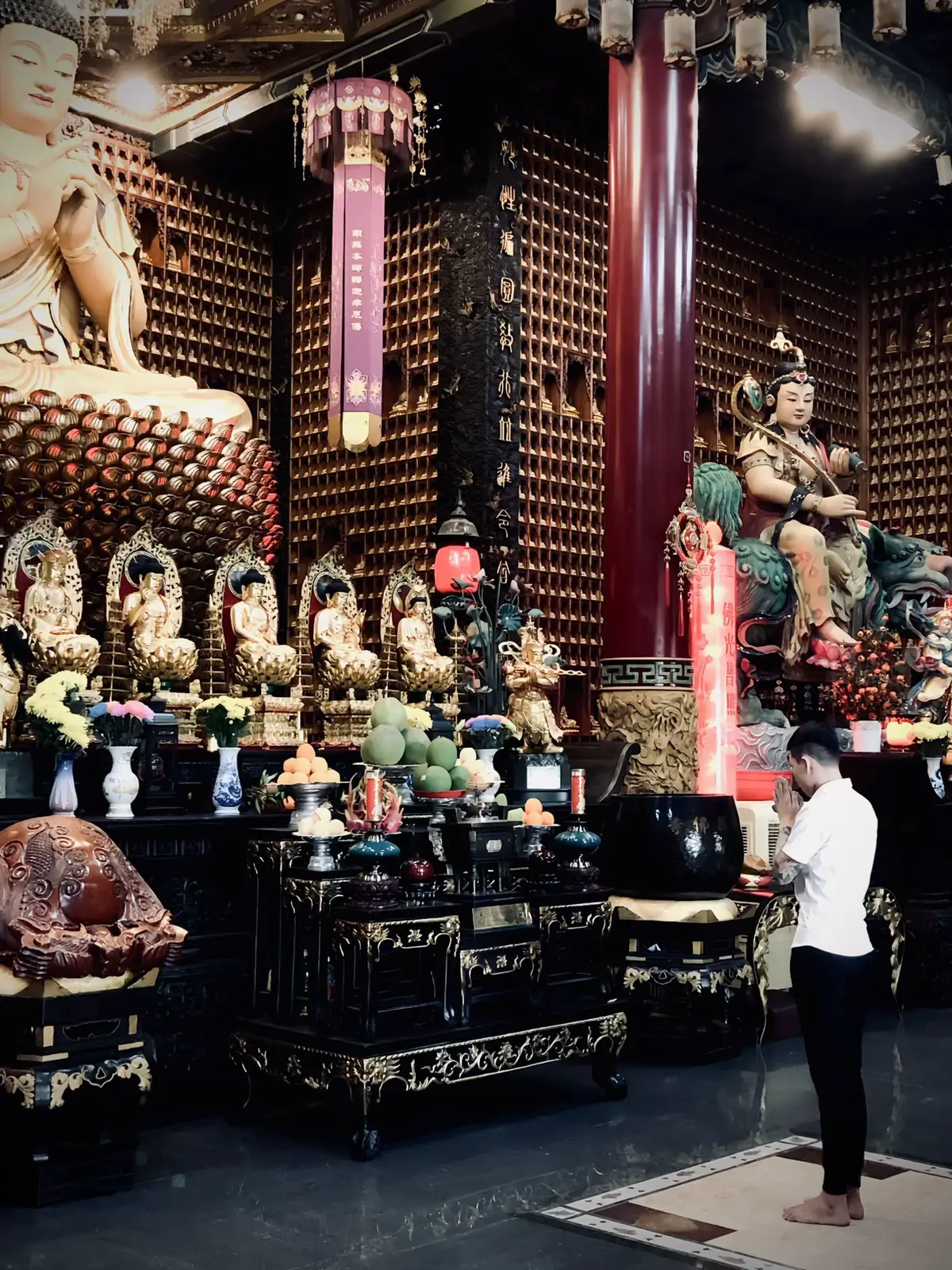 Loay hoay hết sạch một đời, lắm khi chưa kịp mĩm cười đã đi, trăm năm ngó lại được gì, đồi chiều nắm đất xanh rì cỏ rêu. Một đời thương, hận, ghéc, yêu mưu toan cho lắm một chiều phủi tay. Đã biết thế gian là quán trọ, ganh đua hờn oán để mà chi?  thử đi đến gần nơi phần mộ, hỏi họ mang theo được những gì..