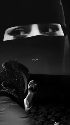 وشلون ابسلى وانا مشتاق لعيونه ...