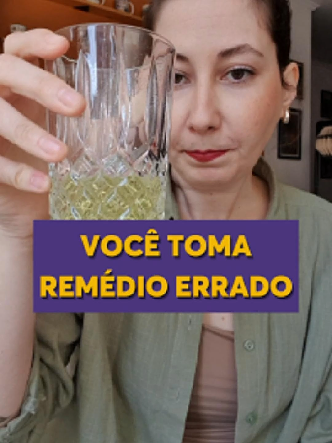Como você toma medicamentos efervescentes? . Esses medicamentos são feitos com um princípio ativo, um ácido e uma base, geralmente ácido cítrico e bicarbonato de sódio, que em água reagem e liberam gás carbônico. . Esse tipo de formulação é usado há pelo menos 250 anos porque ela tem muitas vantagens: - Dá para criar um medicamento com uma dose maior que seja viável de engolir; caso contrário seria um comprimido gigante. - Como o medicamento já chega dissolvido no estômago, o efeito dele é muito mais rápido - Deixar o medicamento na forma de pó ou tablete pra dissolver na hora garante que o princípio ativo vai durar muito mais tempo do que se já o fizesse na água direto. . Referência: FORMAS FARMACÊUTICAS EFERVESCENTES. Universidade de Lisboa. https://x.gd/sjdMN