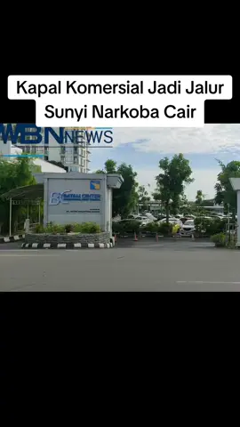 Oleh Iwan Fajar Batam, wbnnews – Penangkapan ribuan botol liquid vape mengandung etomidate oleh Direktorat Reserse Narkoba Polda Kepulauan Riau bukan sekadar pengungkapan kasus peredaran cairan rokok elektrik. Kasus ini membuka tabir gelap: pelabuhan internasional yang mestinya steril, ternyata disusupi jaringan narkotika lintas negara. Dan kapal penumpang komersial, secara diam-diam, menjadi kurir yang senyap. Barang haram itu diamankan di salah satu apartemen di kawasan Lubuk Baja, Batam, pada Jumat dini hari, 29Juni 2025. Dalam satu koper hitam, petugas menemukan 3.200 botol liquid yang seluruhnya diduga mengandung etomidate—zat anestesi yang tergolong narkotika. Rekaman CCTV memperlihatkan koper tersebut diambil langsung oleh inisial A dari kapal( agen kapal Ferry)didampingi W Honor KSOP) dan dititipkan dikantor agen kapal Ferry, Namun keterlibatan A dan W masih senyap. Dalam laporan resmi dari direktur Reserse Narkoba Polda Kepri. “Awalnya kami mendapat informasi dari masyarakat pada Minggu dini hari, bahwa ada seseorang yang membawa liquid vape mencurigakan di parkiran Redfox Greenland,” ujar  Kombes Pol Anggoro Wicaksono, dalam konferensi pers, Jumat (4/7). Setelah penggerebekan pertama terhadap seorang pria berinisial MSI, polisi melacak jalur distribusi barang itu hingga ke Apartemen Citra Plaza. Di sana, petugas menangkap dua warga negara Singapura—ZD dan MF—serta seorang perempuan lokal berinisial ADP. Dari hasil interogasi, terungkap bahwa barang-barang tersebut dibawa dari Johor, Malaysia, melalui Pelabuhan Internasional Batam Centre. “Barang tersebut berhasil masuk karena dibantu oleh seorang staf KSOP berinisial EMS, yang bertugas di pelabuhan dan meloloskan koper itu dari pemeriksaan,” kata Anggoro. Setelah keluar dari pelabuhan, koper dijemput oleh JS, yang kemudian mengantarnya ke Apartemen Citra Nagoya Plaza.  Belakangan, JS juga ditangkap di lobi apartemen.Dalam intrograsi  “ZD mengeluarkan Rp20 juta sebagai upah—Rp15 juta untuk EMS, dan Rp5 juta untuk JS,” ujar Anggoro. “EMS kemudian membagi lagi Rp2 juta kepada JS sebagai fee tambahan.” Polisi juga menemukan keterlibatan seorang WN Malaysia berinisial D, yang kini buron dan diduga sebagai pemilik sekaligus pengendali pengiriman. Rencananya, sebagian besar liquid akan diedarkan ke Pekanbaru, dan sebagian dijual di Batam. Seorang petugas Pelabuhan Batam Centre berinisial DS saat  ditemui dikantornya lantai tiga mengaku tak heran dengan lolosnya barang-barang itu. “Sudah lama kami khawatir soal akses pelabuhan yang terlalu longgar,” katanya. “Banyak pihak tidak berwenang yang bisa keluar-masuk area terbatas tanpa pengawasan.” Ia menyebut sejak pergantian pengelola, pengawasan cenderung melemah. “Seharusnya hanya orang tertentu yang bisa berada di zona kritis. Tapi kenyataannya, siapa saja bisa lewat. Ini celah besar,” ucapnya. Wajahbatamnews berusaha menghubungi Direktur PT Metro Nusantara Bahari, pengelola Pelabuhan Batam Centre. Namun hingga laporan ini terbit, pertanyaan seputar pengawasan internal belum direspons. Praktisi hukum dan penasihat Solidaritas Wartawan Batam, Jacobus Silaban,S.H, menilai ada potensi keterlibatan sistemik. “Bukan sekadar kelalaian. Ini indikasi bahwa pelabuhan resmi telah dibobol dari dalam,” ujarnya.  “Kalau sistem pengawasan bisa dilumpuhkan hanya dengan uang, artinya ada kebocoran struktural. Bahkan bisa jadi ada tameng korporasi di baliknya.” Ia mendesak agar aparat tidak berhenti pada penangkapan individu. “Penyidik harus menyisir seluruh ekosistem pelabuhan, termasuk operator kapal Ferry, KSOP, dan perusahaan pengelola. Audit menyeluruh atas arus barang dan izin operasional harus segera dilakukan,” kata Jacobus. Catatan Redaksi: Perang terhadap narkotika kini bukan lagi sekadar memburu kurir dan bandar. Jika pelabuhan internasional bisa dibobol dengan satu koper hitam, maka sistemlah yang perlu dibongkar. Jalur laut seharusnya tak menjadi kanal bagi narkoba cair menyusup senyap ke negeri ini.