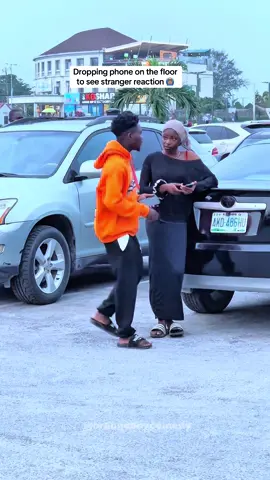 Dropping phone on the floor to see stranger reaction  #vira #fyp #fypシ゚ #fypp #trendingvideo #trends #orangeboy #orangeboycomedy #orangeboyprank 
