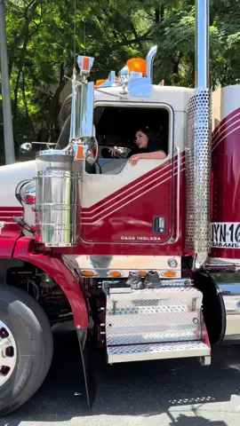 Yo la más gomosa jajaja 🫣❣️ Instagram: @danna___a_@ #camioneros #ingenierosennavegacionterrestre🚛🌬️ #camiones #kenwortht800 #kenworth #kenworthcasainglesa🤑  #casainglesa #mujeralvolante #ryancastro @RYAN CASTRO 