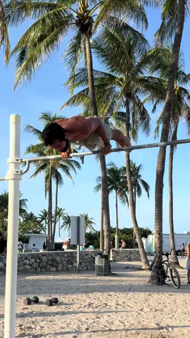 90° pushup on the straight bar #calisthenics #handstand #90degreehandstandpushup #handbalance #acrobatics #Fitness #miami #southbeach 