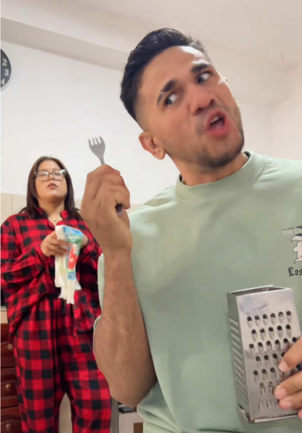 El enemigo se levantó @Angie Gómez #comedia #parejasdetiktok #humor #viralvideos #paratii #parejatoxica #paratiiiiiiiiiiiiiiiiiiiiiiiiiiiiiii 