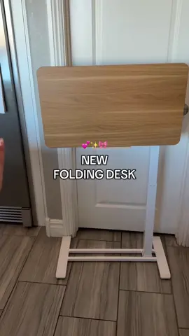 They FINALLY made a roll desk that folds up and down 🤌🏻😌 and it’s so good! Literally had every feature you would want in a rolling sit to stand desk! These desk are favorites for teacher desk and classroom furniture too! Get it before back to school hits 🥰 #tiktokshopcreatorpicks #rollingdesk #sittostanddesk #teacherdesk #classroomfurniture 