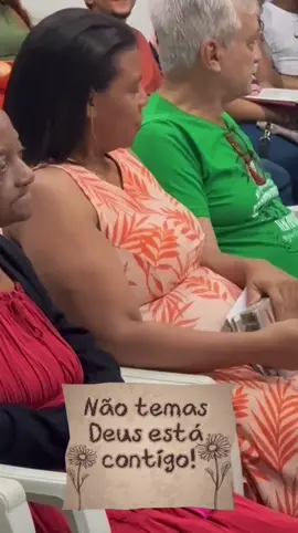 Vivemos algo muito especial no culto. Pedimos às crianças que escrevessem  bilhetes, sem que ninguém soubesse o  conteúdo. Nenhum adulto leu ou  escolheu.  Apenas recolhemos cada papelzinho  com carinho, e guardamos. No momento certo, sentimos no  coração a direção de Deus para entregar  cada bilhete a uma pessoa específica.  Não foi sorteio, não foi ao acaso —  foi conforme fomos sendo tocados  pelo Espírito. E o mais lindo foi ver a reação de  cada um ao receber. Palavras simples, mas cheias de amor,  consolo e propósito. Deus usou as  crianças para falar com o coração  de muita gente. Foi dEle. #palavradedeus #proposito #deus #coracao #igreja #culto #consolo #moverdedeus #adoração #palavra #amor #cuidado #fé #reelscristāo #fyy #fyp #fouryou #fouryourpage #tiktokgospel #tiktokcristao #viral #videosvirais #louvor #esperança #fyyyyyyyyyyyyyyyy #viralreels #ministérioadoradores #umaigrejapravoce 
