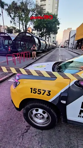 07/07/2025 - 17h45 - Um homem mascarado e encapuzado deixou uma mochila suspeita embaixo da estação tubo na Praça Carlos Gomes e toda a praça foi isolada. #noticias #Curitiba 